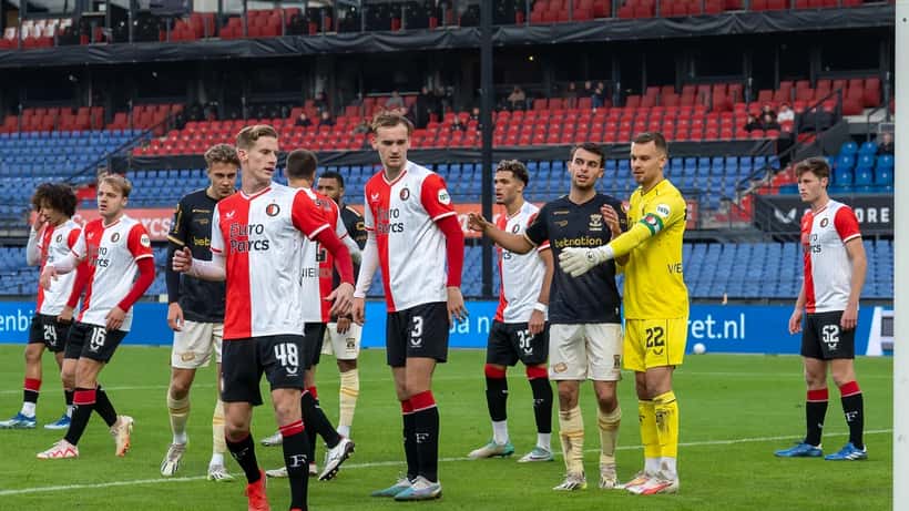 Feyenoord in actie in het stadion tijdens een Eredivisie-wedstrijd