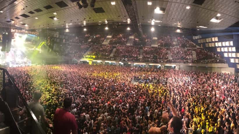 Rock-Konzert in der Wiener Stadthalle mit Bühnenbeleuchtung und Publikum