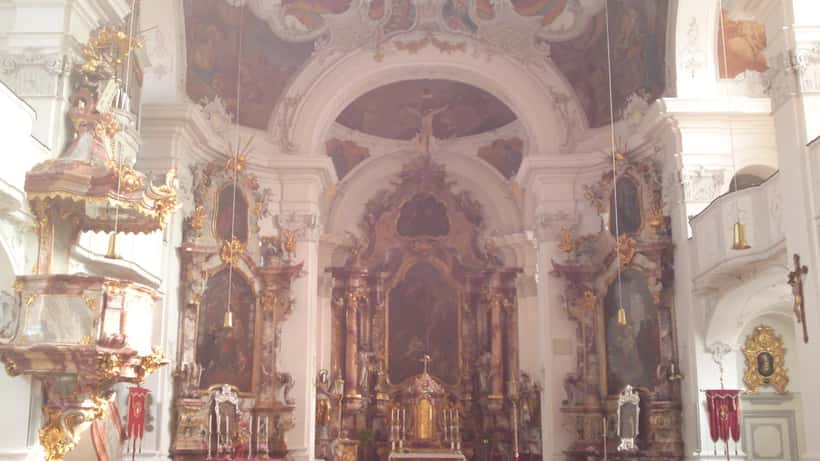 Innenraum einer katholischen Kirche in Deutschland mit Altarraum