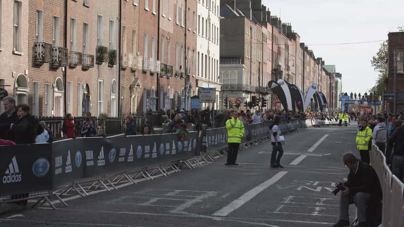 Löpare under halvmaraton i stadsmiljö, likt Göteborgsvarvet 2026