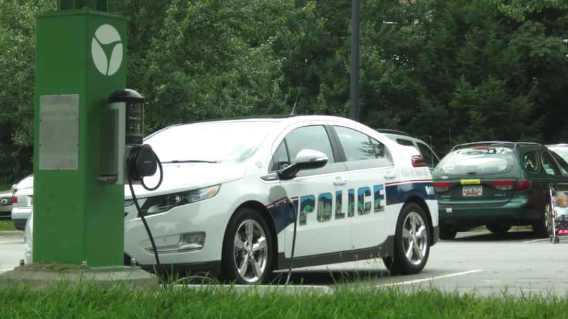 Elektrisk politibil parkeret ved vejkanten