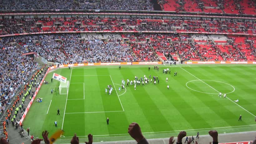 Supporters après le coup de sifflet final du derby de Manchester à Wembley, tribunes en effervescence émotionnelle