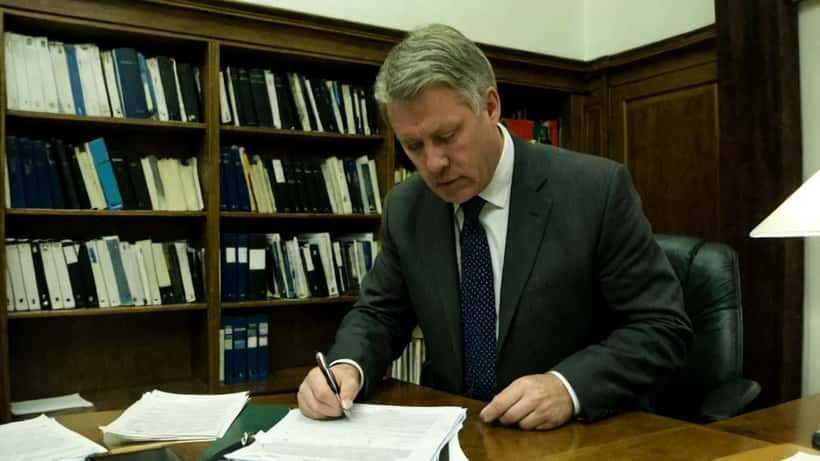 Norsk forretningsmann gjennomgår konkursdokumenter på et advokatkontor i Oslo