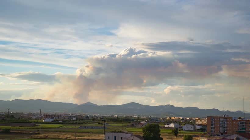 Bosbranden in de regio Valencia Spanje, rookwolken en vlammen boven de bossen
