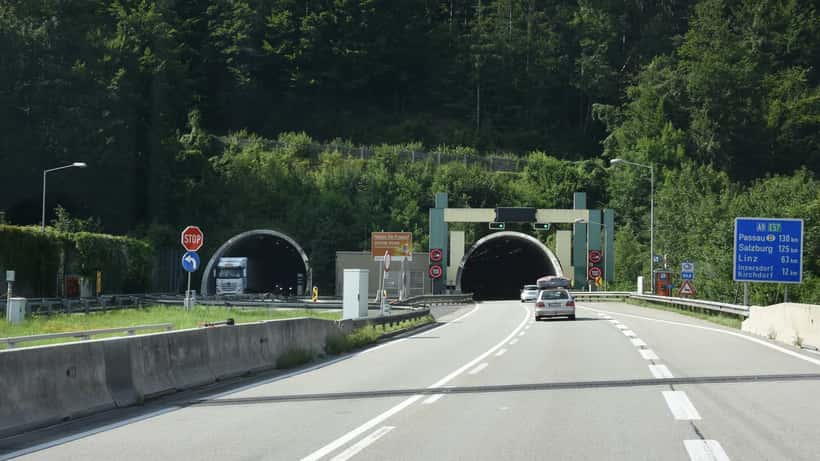 Einfahrt zum Klauser Tunnel auf der A9 Pyhrn Autobahn in den österreichischen Alpen