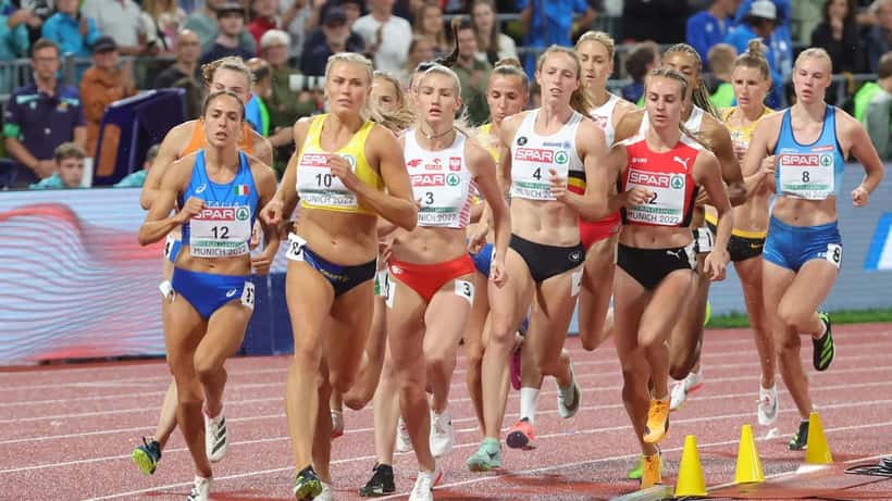 Naisten heptatlonikilpailija suorittaa pituushyppyä Euroopan mestaruuskilpailuissa