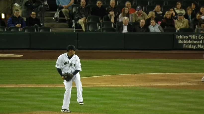 Lanzador de béisbol de los Seattle Mariners en pleno movimiento de pitcheo