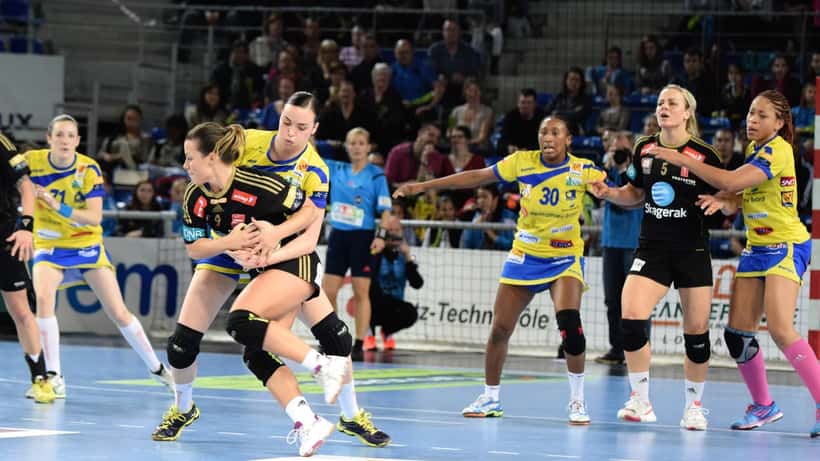 Nora Mørk og Yvette Broch under en håndboldkamp