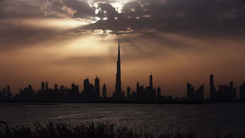 Burj Khalifa de Dubái y el skyline de la ciudad al atardecer
