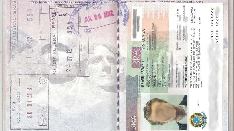 Passaporte brasileiro com vistos e carimbos de imigração