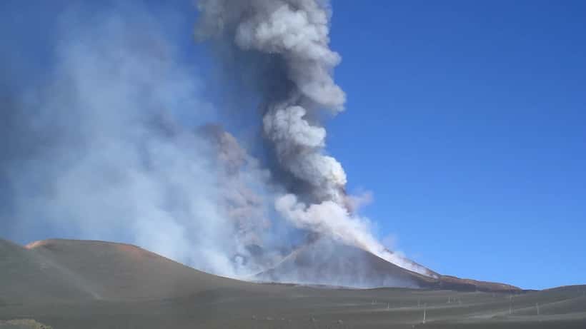 Eruzione parossistica dell'Etna con colonna di cenere vulcanica