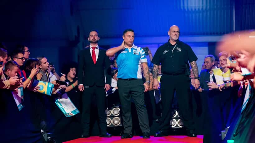 Gerwyn Price beim PDC European Darts Matchplay — Dartsspieler in Siegerpose