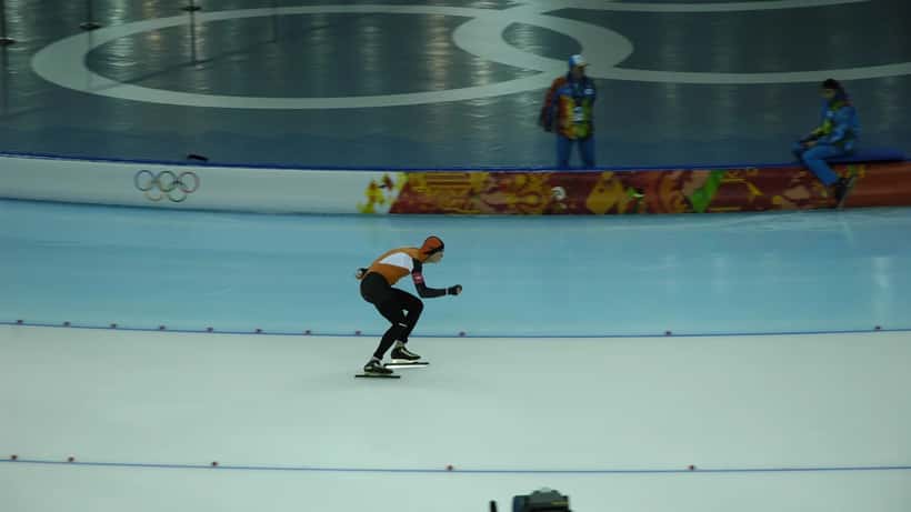 Sven Kramer schaatst tijdens de Olympische Spelen van 2014 op de tienduizend meter