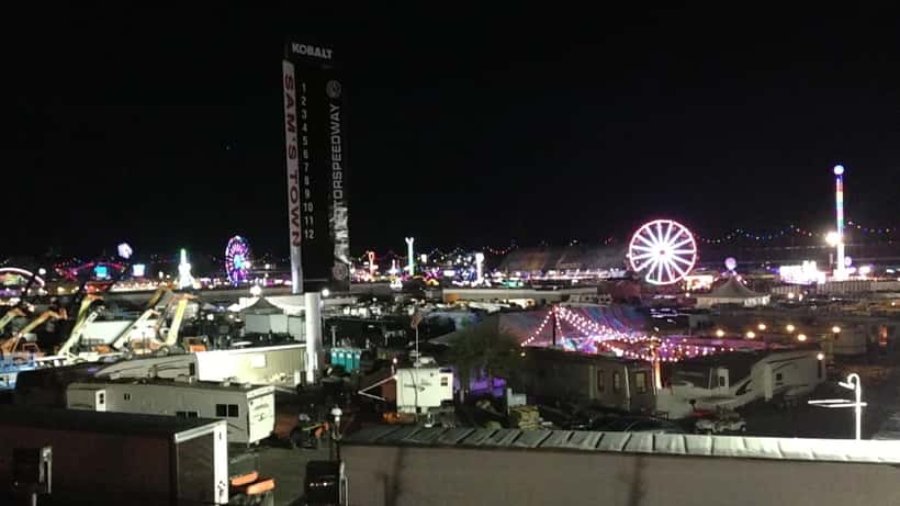 Escenario iluminado del Electric Daisy Carnival EDC Las Vegas con miles de asistentes