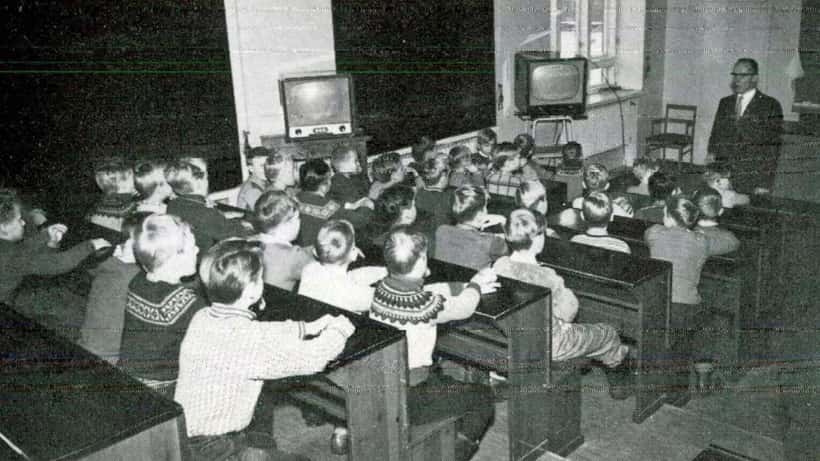 Koululaisia katsomassa YLE:n koulutelevisiota vuonna 1957, historiallinen kuva Yleisradion koulutuskäytöstä
