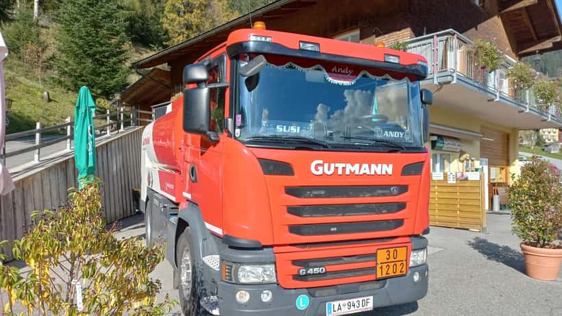 Heizöl-Tankwagen bei der Lieferung an ein Einfamilienhaus in Süddeutschland