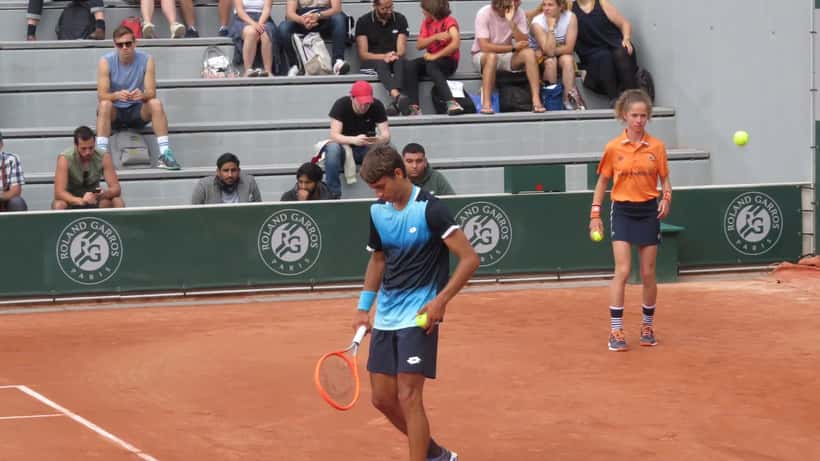 Flavio Cobolli in azione durante un torneo di tennis