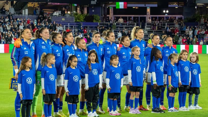 La nazionale italiana di calcio femminile in formazione prima di una partita