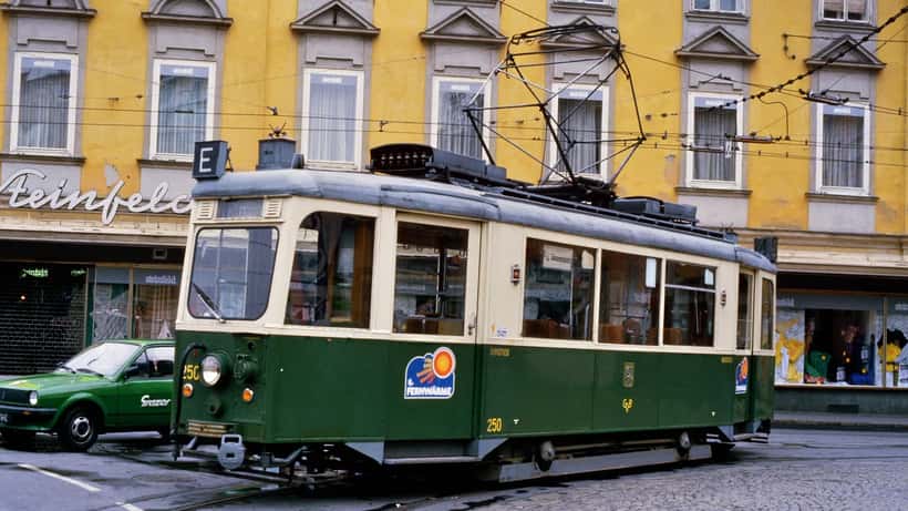 Straßenbahn der Linie 6 der Holding Graz Linien im Grazer Stadtgebiet