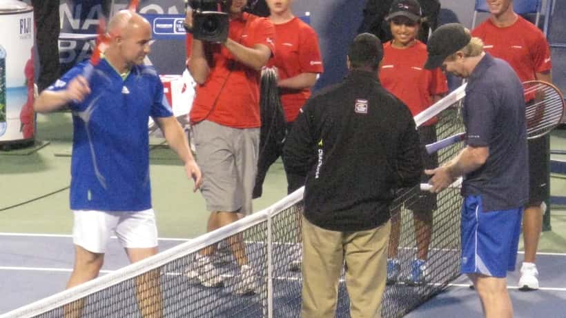 Andre Agassi et Jim Courier lors d'un match d'exhibition de tennis