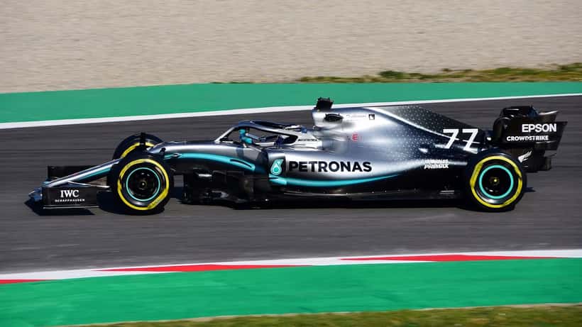 Formule 1-auto van Mercedes AMG op testcircuit tijdens 2019 seizoenstests