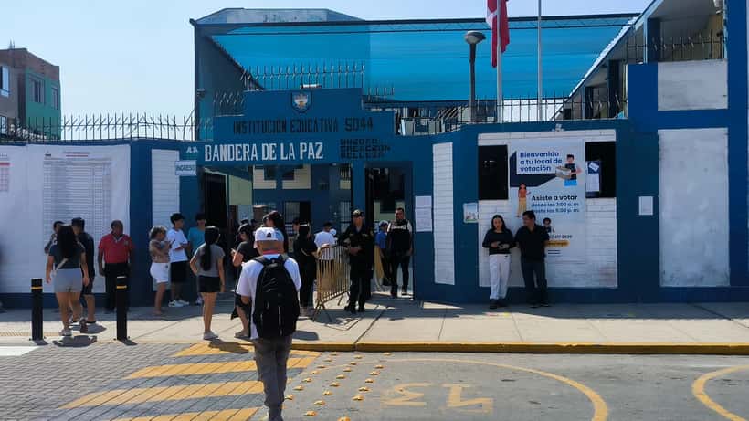 Fila de votação nas eleições gerais do Peru 2026 no Callao, com eleitores aguardando para votar