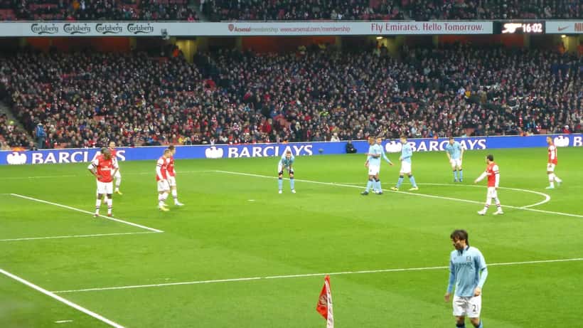 Jogadores de futebol do Arsenal no Emirates Stadium durante um jogo de Premier League