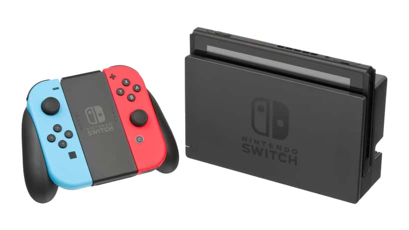 Console Nintendo Switch posée sur une surface, écran allumé