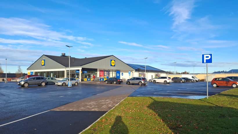 Loja Lidl exterior com estacionamento e insígnia da cadeia de supermercados