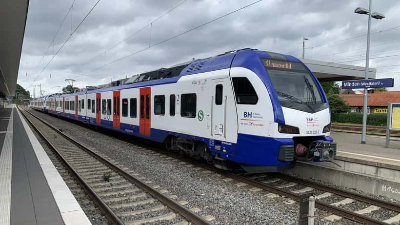 Train Stadler FLIRT 3 XL sur voie ferrée suisse