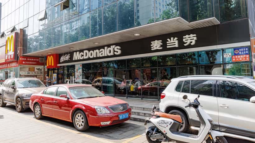 Restaurant McDonald's avec l'enseigne dorée caractéristique