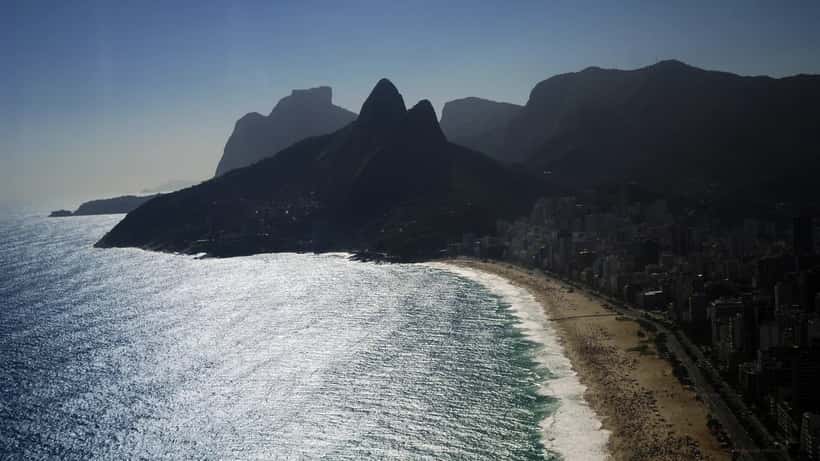 Vista aérea do Morro Dois Irmãos com as praias de Ipanema e Leblon ao fundo, Rio de Janeiro