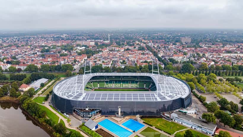 Fußballspiel im deutschen Bundesliga-Stadion, Spieler und Fans, September 2024