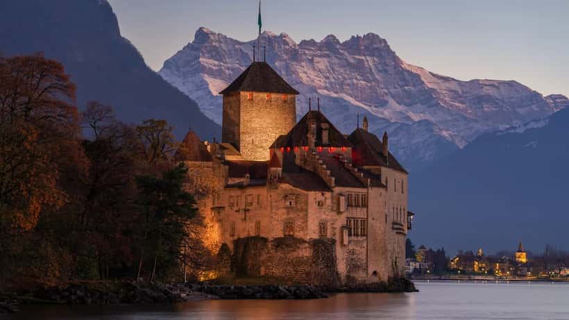 Vue panoramique du Lac Léman avec le Château de Chillon et les Dents du Midi en arrière-plan