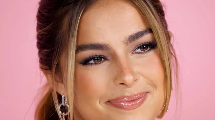 Addison Rae, cantante y creadora de contenido, conocida por defender sus derechos de copyright contra el gobierno de EE. UU.