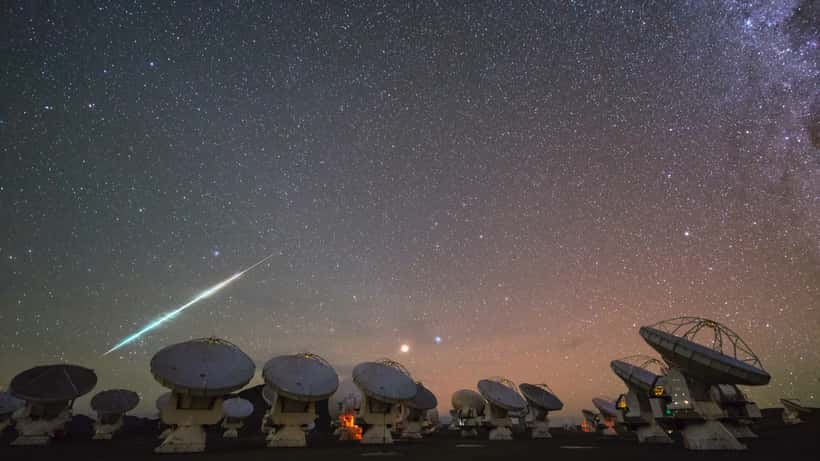 Vuurbal meteoor in de nachtelijke hemel boven de ALMA-sterrenwacht