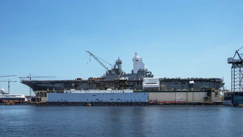 Amerikaans vliegdekschip op zee in Norfolk, Virginia