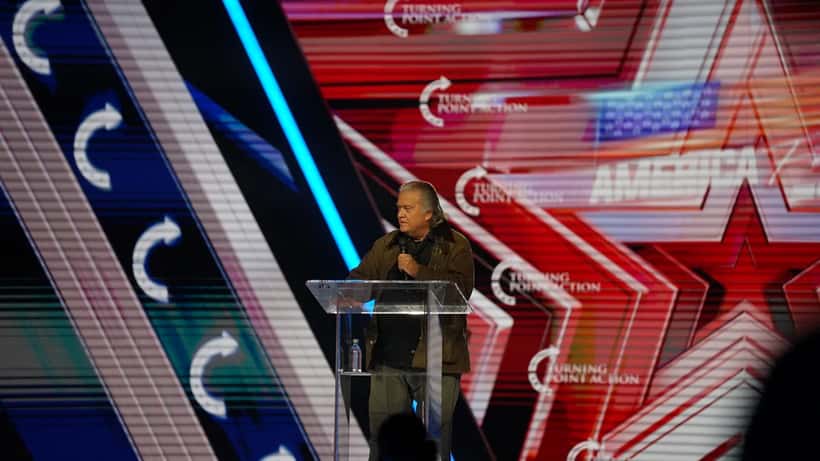 Steve Bannon all'AmericaFest 2025, protagonista del caso legale sul monastero italiano di Trisulti