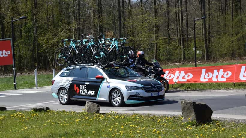 Peloton de cyclistes lors de Liège-Bastogne-Liège 2021, course classique du printemps
