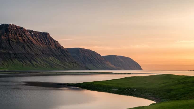 Íslenski strandlengjan undir miðnætursólinni í gylltu sólskinslýsingu