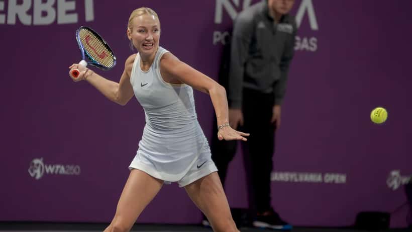 Anastassija Potapowa im Tennismatch beim WTA-Turnier, dynamischer Schlag auf Sandplatz, journalistische Pressefotografie