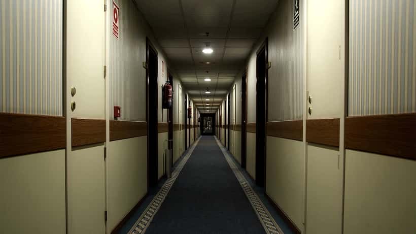 Tom korridor — liminal space som i A24's horrorfilm Backrooms