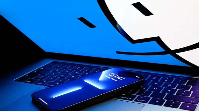 iPhone 13 Pro sobre MacBook Pro — referência para decisão de compra de smartphone Apple
