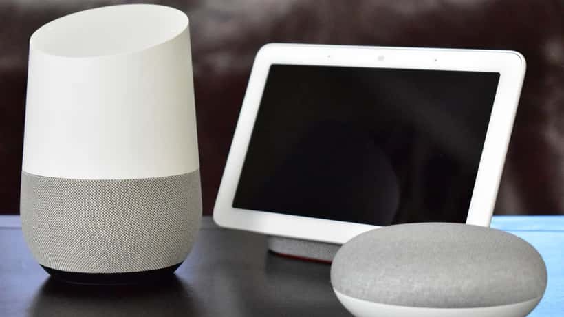 Google Home Hub og Google Home Mini enheter på et bord i et norsk hjem