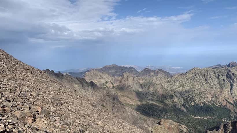 Sentier du GR20 en Corse vers Monte Cinto avec paysage montagneux