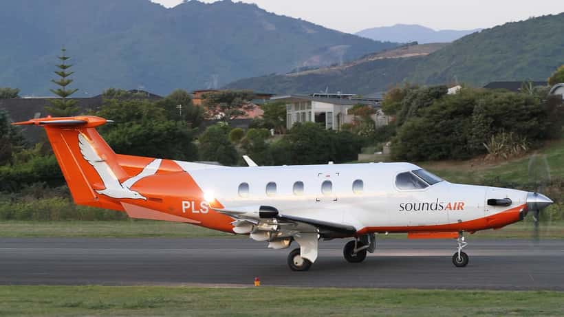 Pilatus PC-12 Turboprop-Flugzeug auf einem Flughafen-Vorfeld