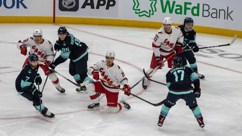 Sebastian Aho ja Carolina Hurricanes -joukkueen pelaajia Seattle Krakenia vastaan kohti maalia