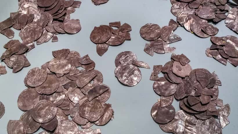 Silvermynt ur en vikingatida skatt, liknande Hörningsholmsskatten som hittades på Mörkö i Södertälje 2025