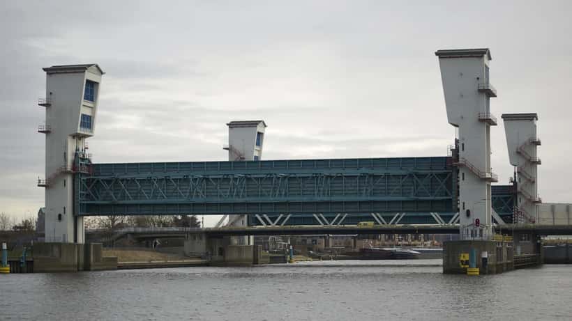 De Algerabrug over de Hollandse IJssel bij Capelle aan den IJssel