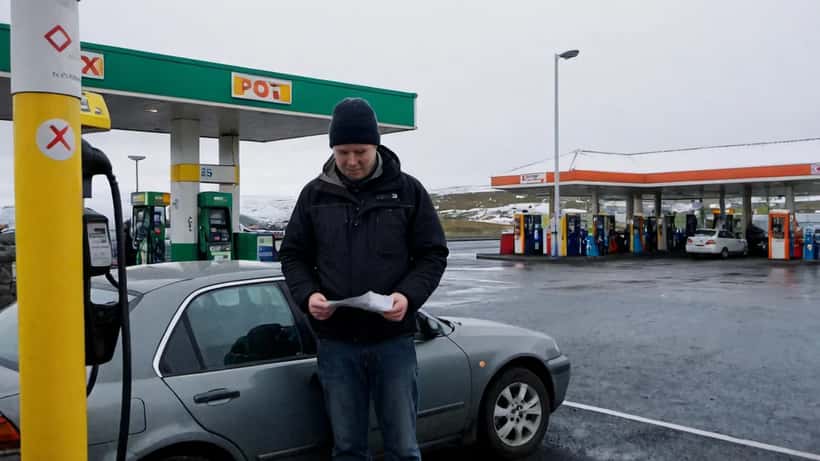 Íslenski bílstjóri fyllir á bíl við bensínstöð í Reykjavík eftir VSK-lækkun á eldsneyti í maí 2026